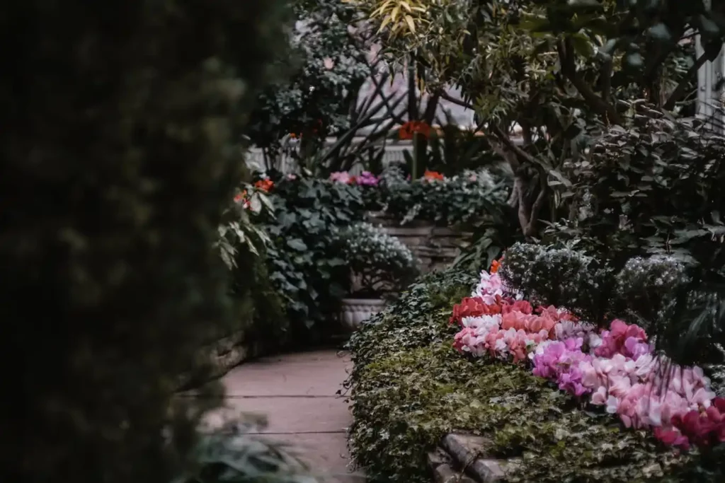 Un giardino di pertinenza di un condominio in cui è situato un appartamento