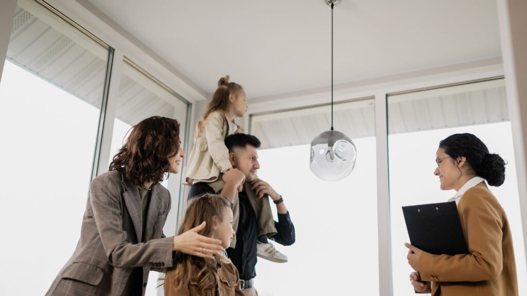 Una famiglia visita un immobile con un agente immobiliare