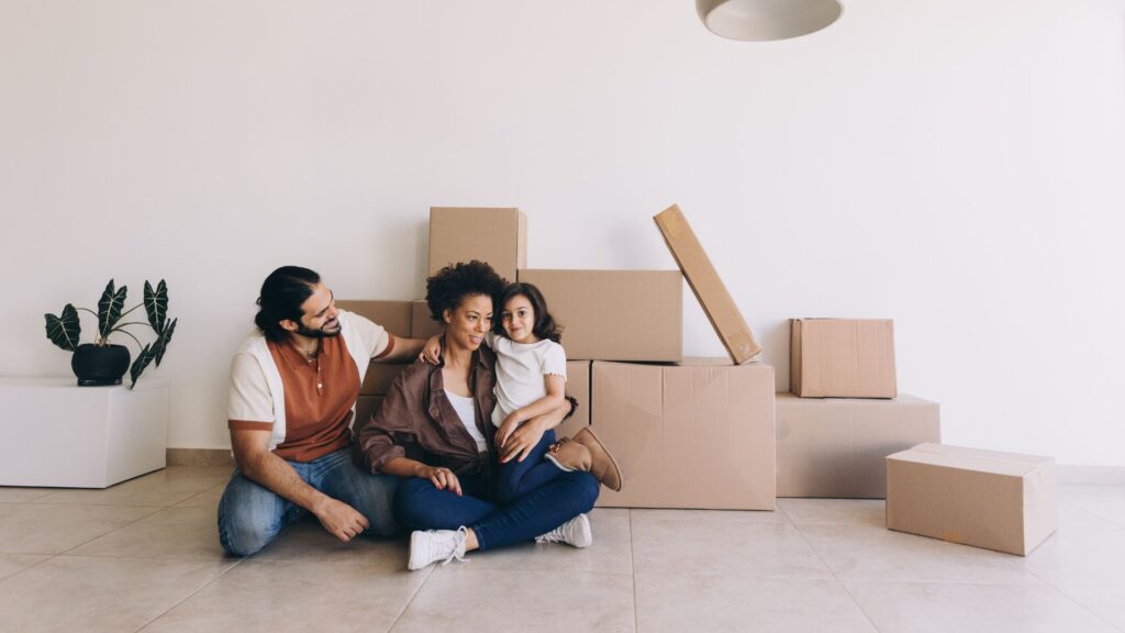 Una famiglia arriva in un immobile appena locato