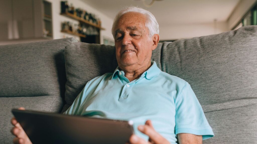 Un anziano che valuta un prestito vitalizio ipotecario