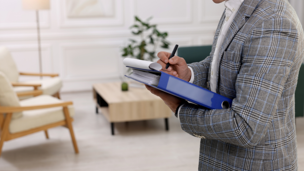 Un valutatore esperto che utilizza i coefficienti di valutazione di un immobile
