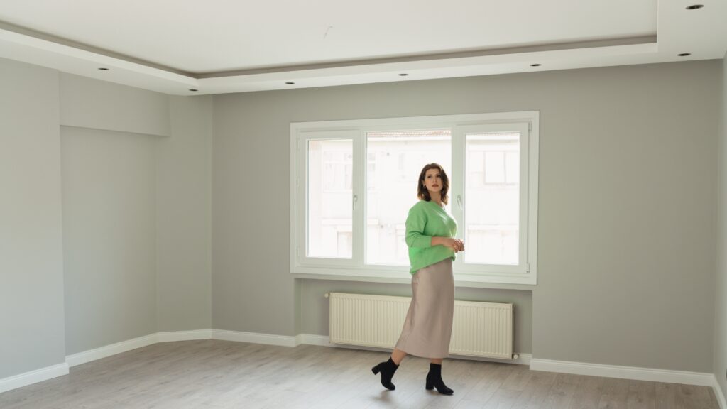 Una professionista nella valutazione della casa
