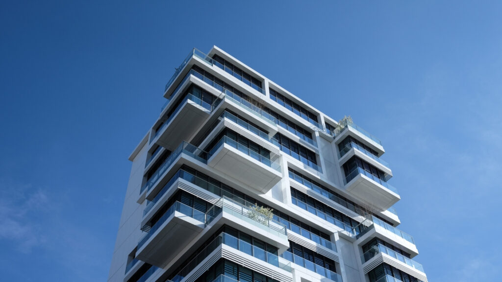 Un edificio che comprende più appartamenti