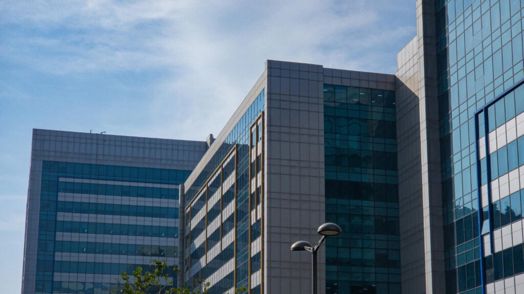 Un edificio con uffici