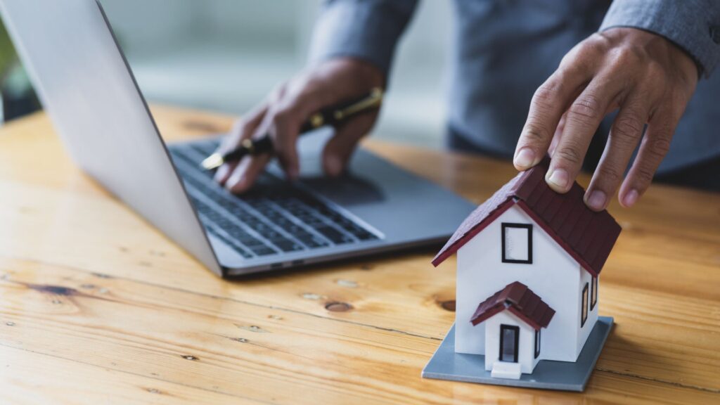 Un agente mentre misura i coefficienti correttivi per la valutazione di una casa