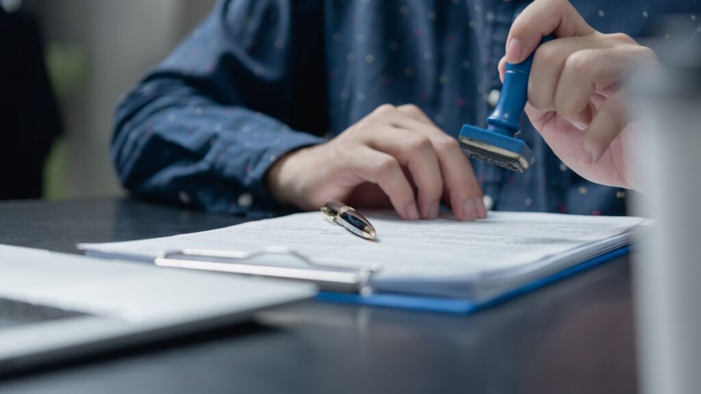 Un notaio certifica l'atto di proprietà di una casa