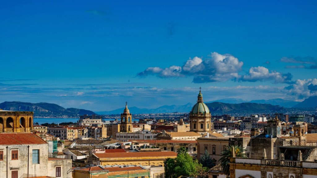 Una veduta tra le case di Palermo