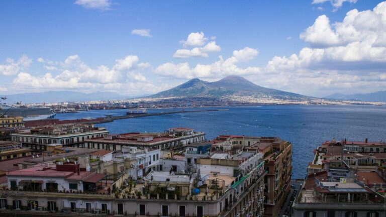 Vendere casa a Napoli senza intoppi: valore per quartiere, condoni e trattativa